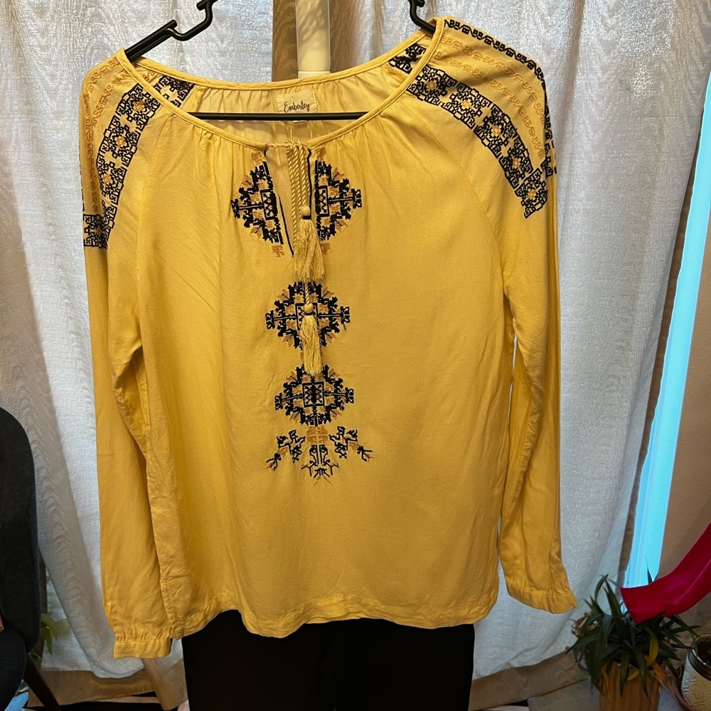 3 Piece Bundle - M Embroidered Emberley Top, Size 6 Rhinestone D. Jeans, cuff